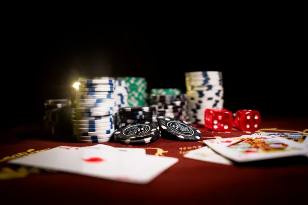 একজন পুরুষ তার ল্যাপটপে জয়ের মুহূর্ত উদযাপন করছেন, চারপাশে ভাসছে গেমিং আইকন—যা FB77 গেমসের উত্তেজনাকে প্রকাশ করে।